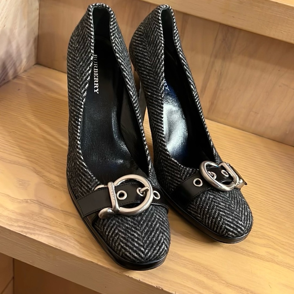 BURBERRY HEELS SIZE 39 (9) 🖤